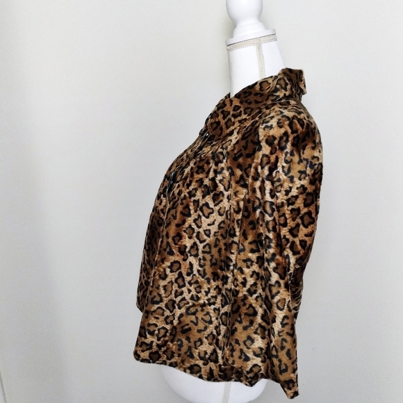 Luii Cropped Leopard Print Faux Fur Coat - Picture 4 of 9